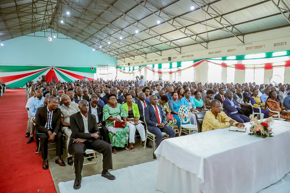 BurundiGov's tweet photo. #Burundi,les natifs de la nouvelle province de #Bujumbura réunis à @MukazaC sous les auspices de SE le 1er Ministre, Lt-Gén Pol #Ndirakobuca_Gervais ,lui aussi natif,pour se préparer à l'entrée effective de tous les natifs dans cette nouvelle province comme un seul homme. https://t.co/d3jrdE1Bd2