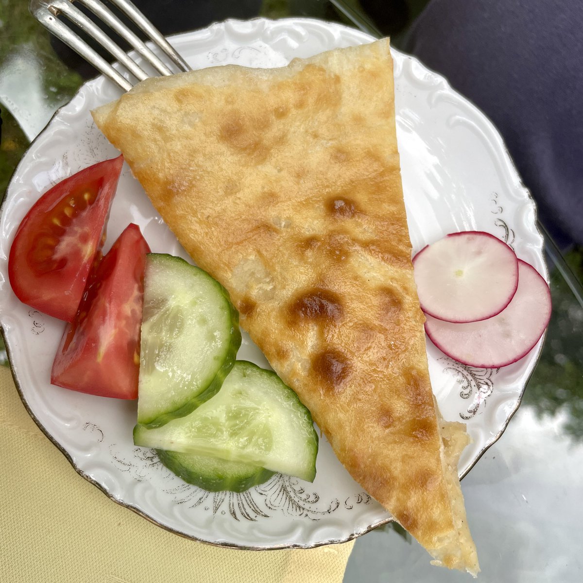 stromab's tweet photo. #FürDenPapaGekocht: Heute zum späten Mittag nur mal fix ein #Lobiani (georgisches🇬🇪Fladenbrot mit Bohnenpaste) u. #Tkemali, eine ebenfalls georgische, pikant-säuerliche Kirschpflaumen-Würzsauce. Und Gemüse aus‘m Garten.😋🤤Dazu ein Federweißer.
Kommt alle zu Tisch, haut rein! https://t.co/J6woQ7eJSq
