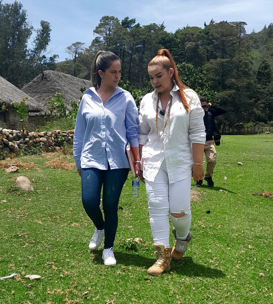 Jeralveraortiz's tweet photo. Acompañamos a @KatiaOspino a #Nabusimake, Capital espiritual y material del pueblo #Arhuaco.
Un lugar mágico, lleno de vida y espiritualidad; centro de sabiduría del ser indígena.
Recorrimos sus calles y conversamos con su gente, nos comprometimos a cuidar de este territorio. https://t.co/qpQB3v0z2D
