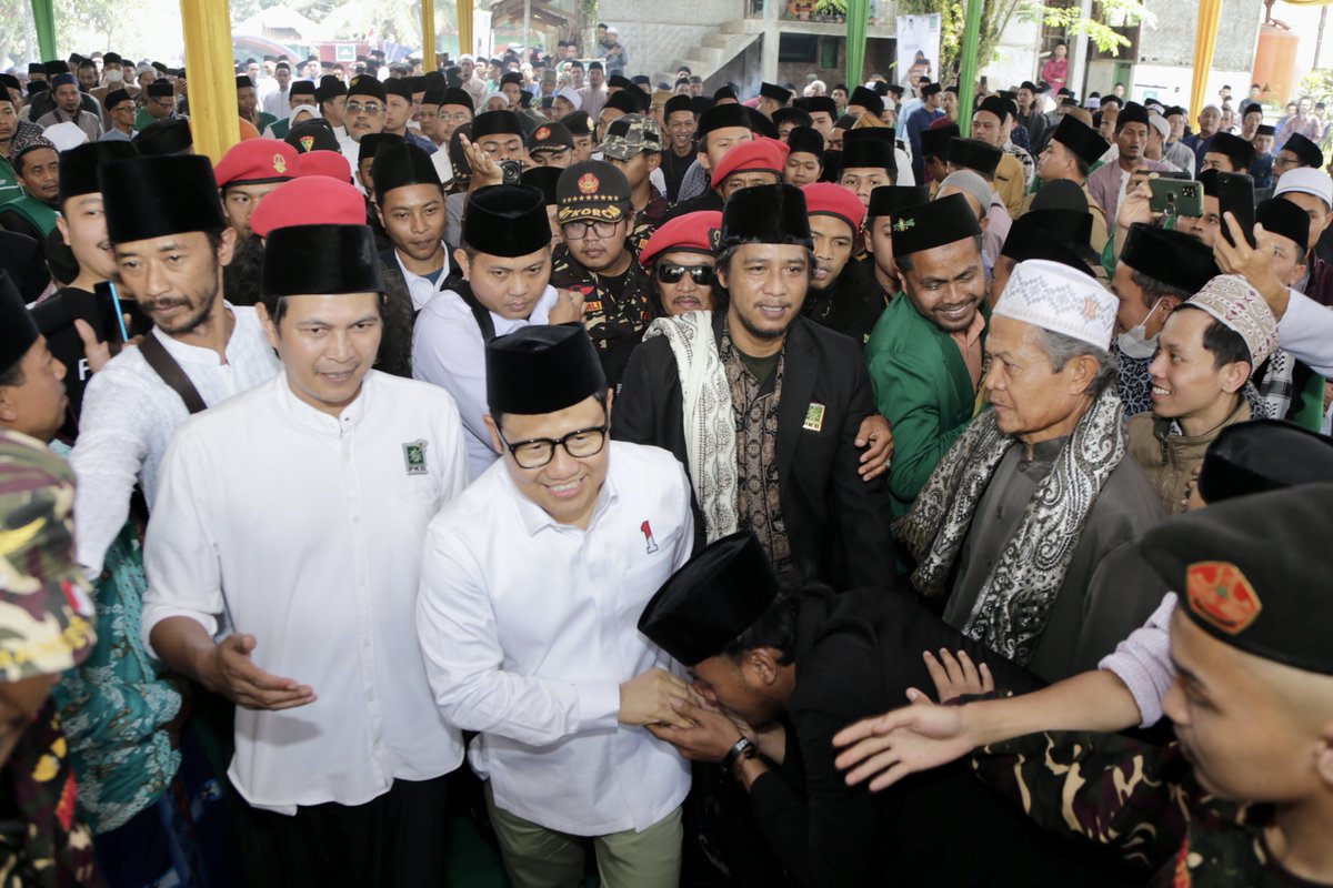 nahdiyinbersatu's tweet photo. Panglima santri bersama ribuan santri Ponpes Miftahul Huda Al Musri Cianjur Jawa Barat. @cakimiNOW 

#DeklarasiGusImin
#GusIminPKBsatu https://t.co/zotGCN7j8s