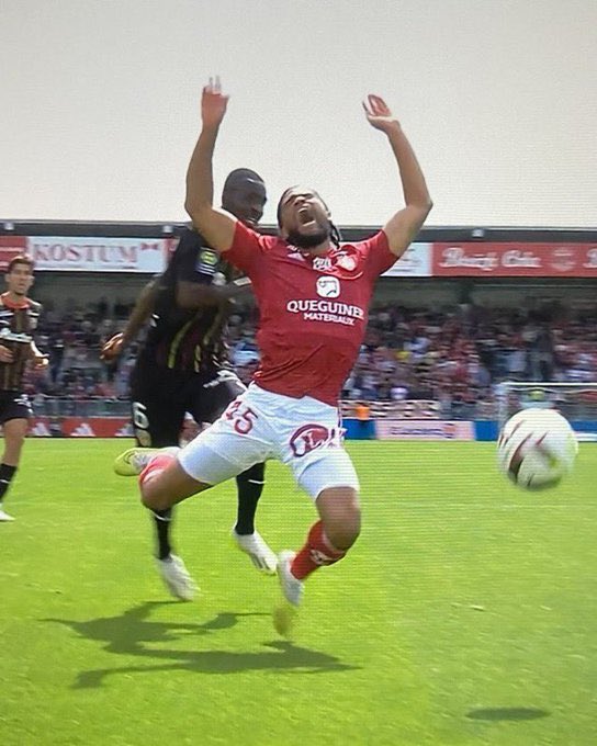 Footballogue's tweet photo. Deux penaltys très généreux, un carton rouge assez sévère, monsieur Pinard ne s’est pas fait que des amis à Lens. 😞 https://t.co/pHz5suSns1