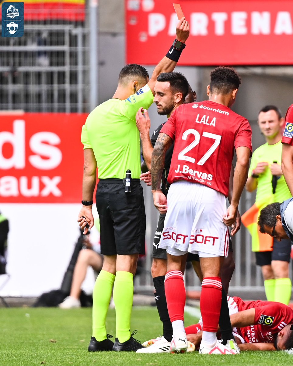 Footballogue's tweet photo. Deux penaltys très généreux, un carton rouge assez sévère, monsieur Pinard ne s’est pas fait que des amis à Lens. 😞 https://t.co/pHz5suSns1