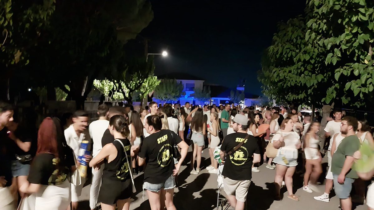 stllhortons's tweet photo. 🥳Ahir vam passar-ho molt bé gaudint del Correbars "Ibiza" organitzada per @lamarrinxxa en el marc de la #festamajorsllh2023
🤗Moltes gràcies a tots!
#stllhortons #SLLH #penedès #penedesexperience #catalunyaexperience #bcnmoltmes #bcnmoltmés #enoturisme https://t.co/HSLBVmHUgf