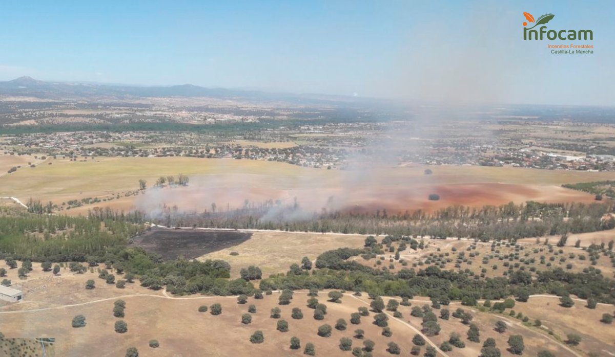 Plan_INFOCAM's tweet photo. ➡️ #IFEscalona incendio forestal 🔥 ACTIVO en #Toledo.
En la zona, el dispositivo del @Plan_INFOCAM del @gobjccm con: 
📌2 medios aéreos
📌4 medios terrestres
📌25 efectivos #BBFF #AAMM

#ContralosIncendiosACTÚA #EsTareaDeTodos 
ℹ️Más info: https://t.co/qtqeUMxrCR https://t.co/lQDqknkawp