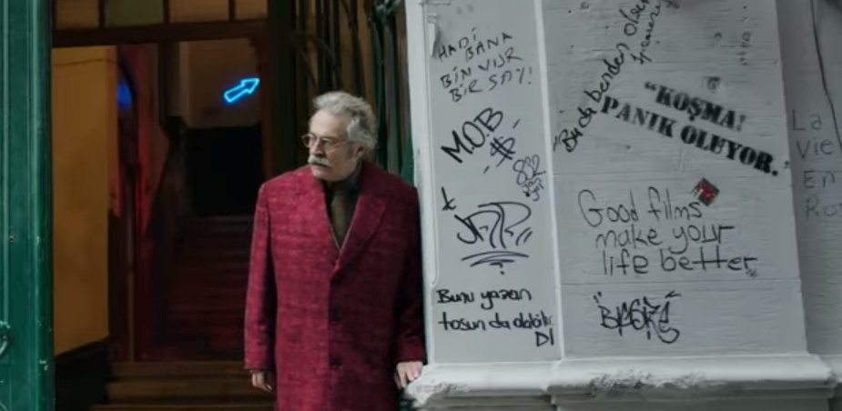 filosoffica's tweet photo. Şahsiyet dizisinde güzel bir duvar yazısı ayrıntısına rastladım. 
Evet iyi filmler hayatımızı daha iyi hale getiriyor. https://t.co/5szSN1uHN7