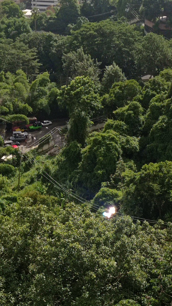 marioarace's tweet photo. ATENCIÓN @darwingonzalezp @corpoelecmirand Problema con Cableado Eléctrico en El Peñón. https://t.co/1tIfeeXoEW