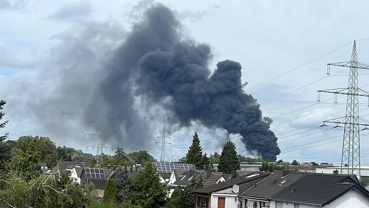 JeyTee4U's tweet photo. Es brennt eine #Lagerhalle in der #Maybachstr. Bei "Artar Brot"  #Quettingen #Leverkusen. Es wurde #Sirenenalarm ausgegeben. Die #feuerwehr  hat zwar #Probealarm ausgegeben es ist aber ein echter #Einsatz. Türen und Fenster schliessen. #Rauchgase https://t.co/Y7fDkeqz7e
