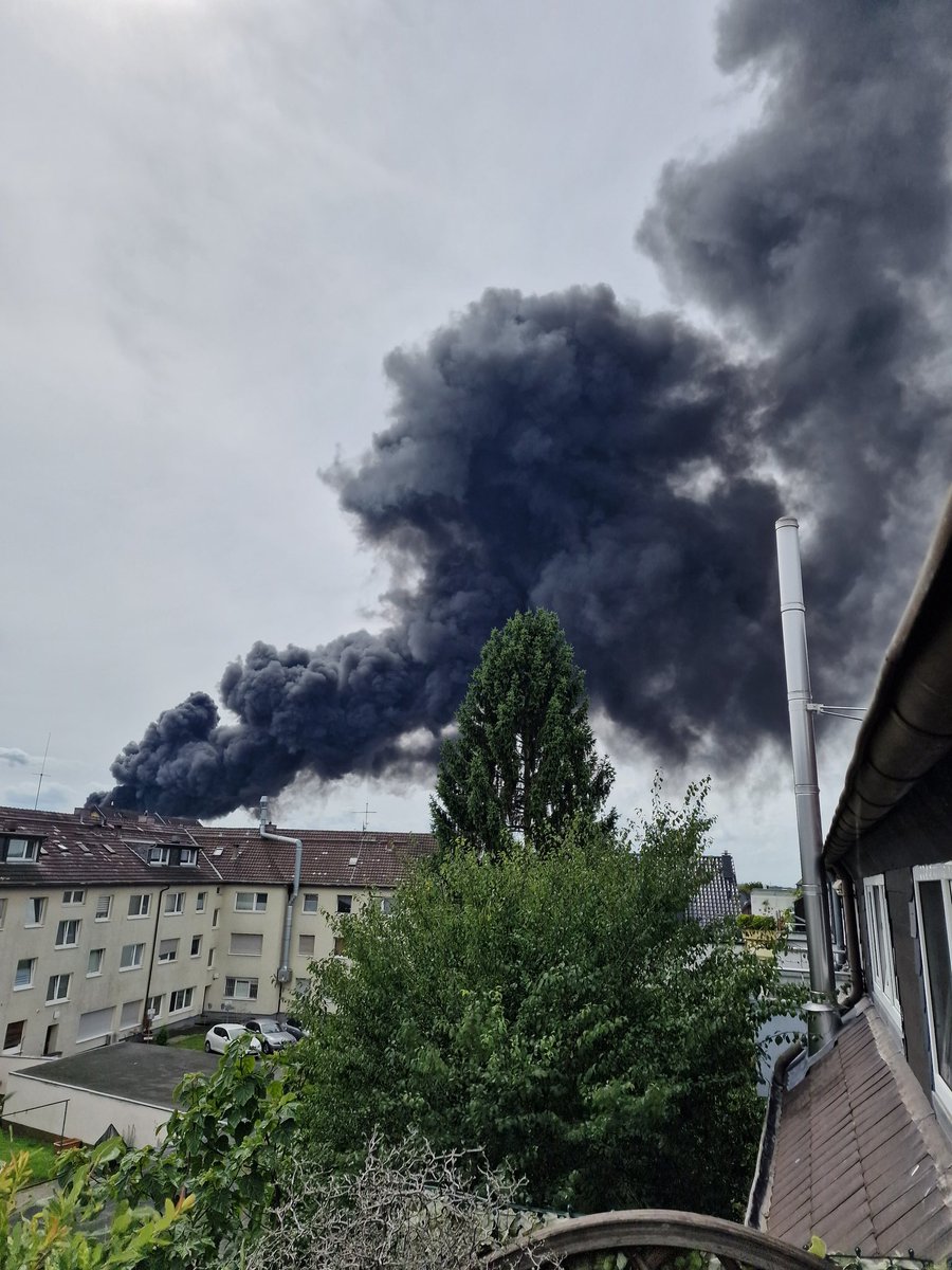 JeyTee4U's tweet photo. Es brennt eine #Lagerhalle in der #Maybachstr. Bei "Artar Brot"  #Quettingen #Leverkusen. Es wurde #Sirenenalarm ausgegeben. Die #feuerwehr  hat zwar #Probealarm ausgegeben es ist aber ein echter #Einsatz. Türen und Fenster schliessen. #Rauchgase https://t.co/Y7fDkeqz7e