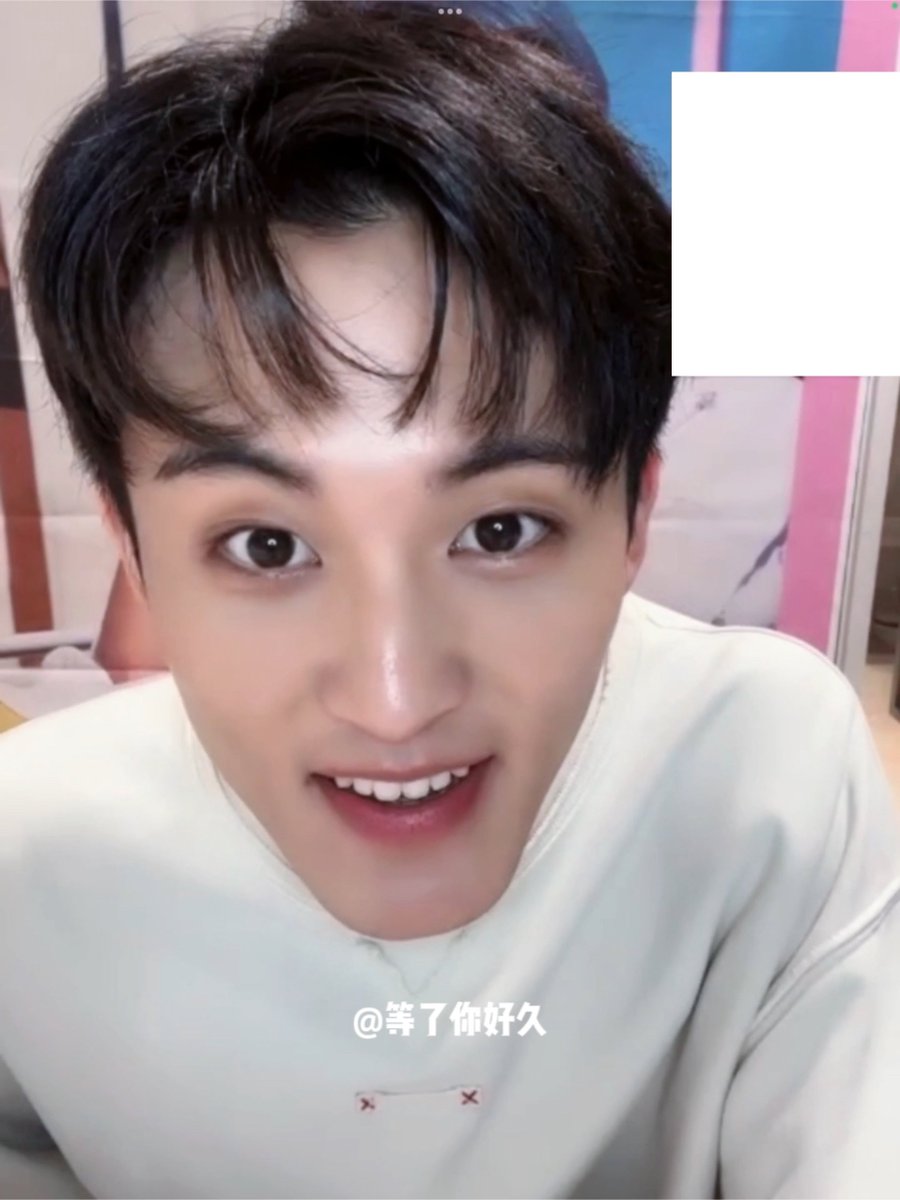 LMKFEED's tweet photo. #mark today at ayyo yzy fansign! https://t.co/RXqPI0naWy