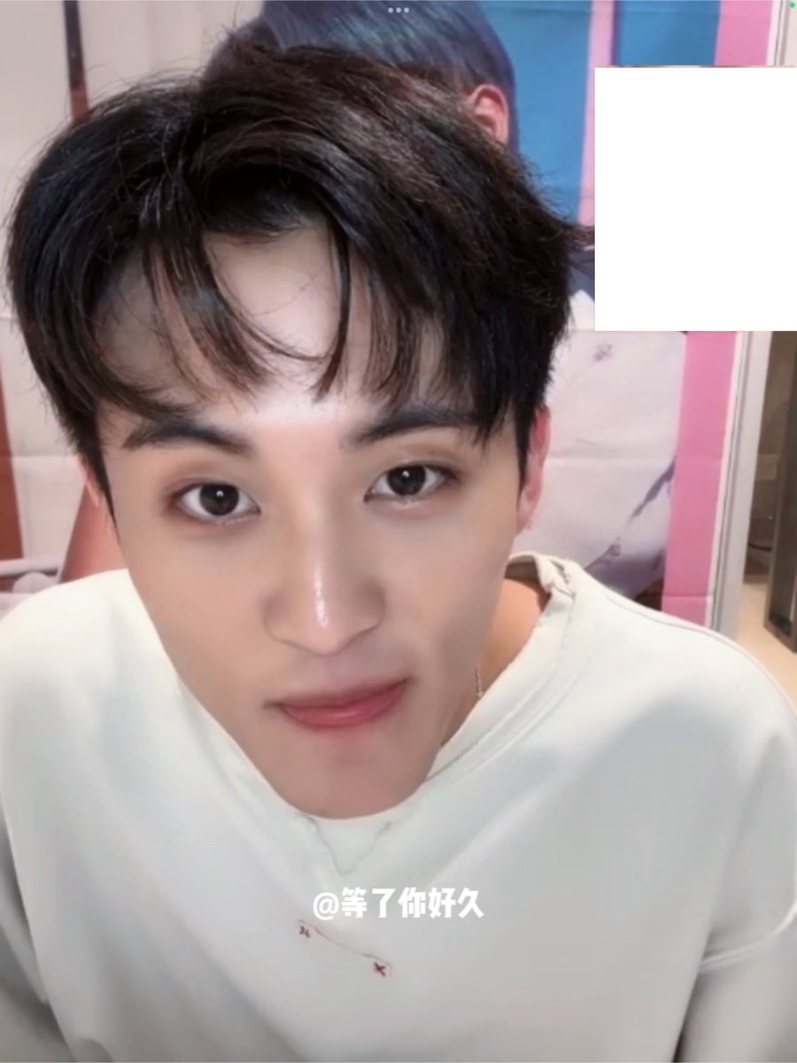 LMKFEED's tweet photo. #mark today at ayyo yzy fansign! https://t.co/RXqPI0naWy