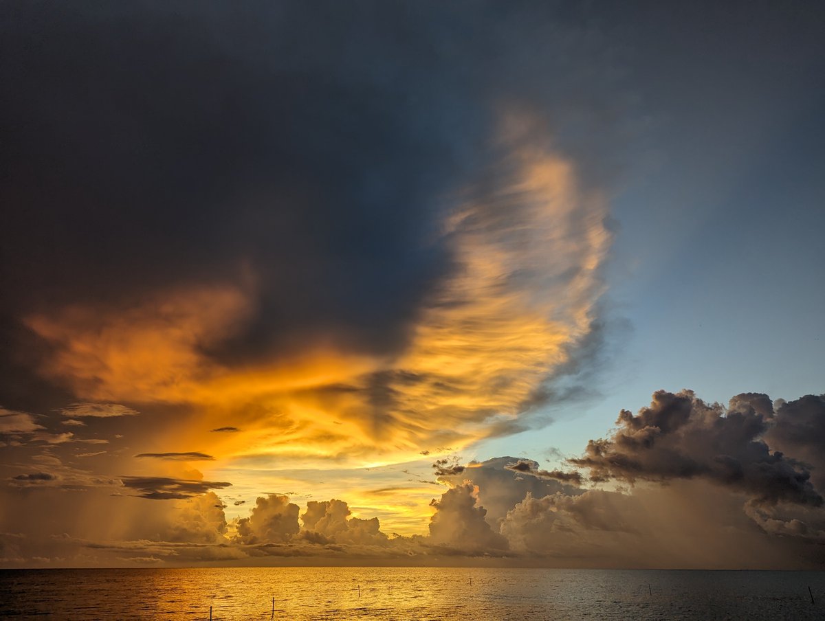 johnson_robert3's tweet photo. Perks of marine field work: amazing #sunsets and thunderstorms https://t.co/Ebter6RRa5
