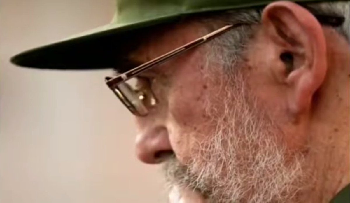 "Te sigo queriendo ...valga la osadía, porque todavía, vive el alma mía de seguir creyendo. 
Eres el velero, la estrella y el viento de mi travesía, mi filosofía, mi apasionamiento, mi mejor acento, mi soberanía.
Como el primer día te sigo queriendo”. Abrazos
Texto:Alberto Cortez