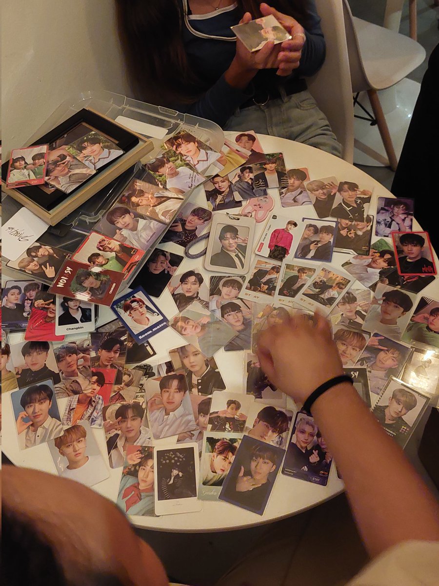 2000HANJI's tweet photo. Nagbalik loob na ulit si ate ghorl niyo kasi gragraduate na siya ng college 🫶 Ang dami kong nauwing freebies tas halos lahat official merch 😭😭😭 Thank you so much @StrayKidsHSKPH_ !! alam ko na po mga red flags ng admins~ #ChangbinCupsleeve #HSKPHEvent https://t.co/2ffnjy26pf