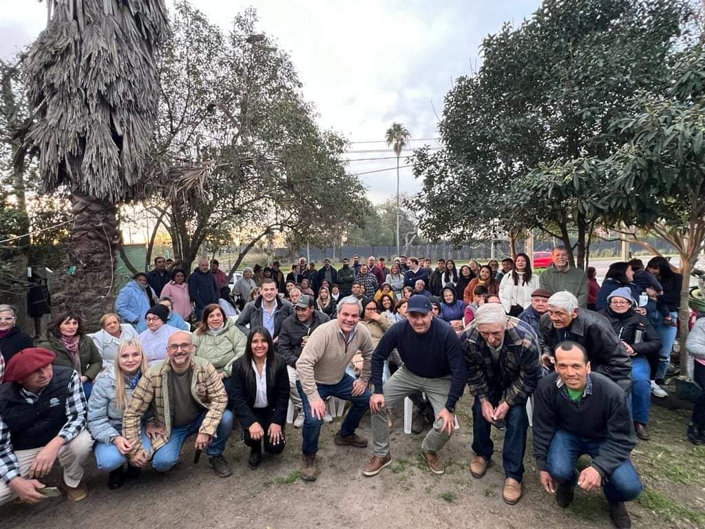 Lista450's tweet photo. Multitudinaria reunión en Barrio Burton 💪
Gracias a todos los que nos acompañaron!!
Somos #Espacio50 #LaListaDeAlbisu 
@CarlosAlbisu @carlosilva_50  @HugoPreviale @Lista50 https://t.co/7leeHLMbWp