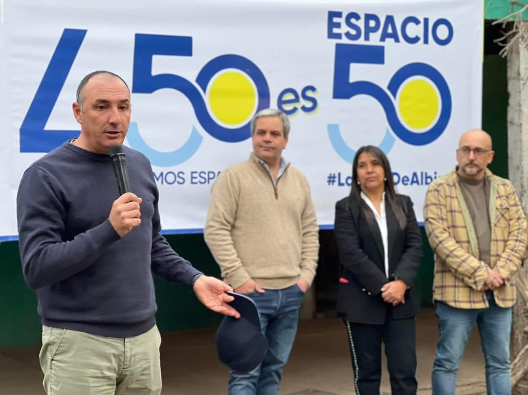 Lista450's tweet photo. Multitudinaria reunión en Barrio Burton 💪
Gracias a todos los que nos acompañaron!!
Somos #Espacio50 #LaListaDeAlbisu 
@CarlosAlbisu @carlosilva_50  @HugoPreviale @Lista50 https://t.co/7leeHLMbWp