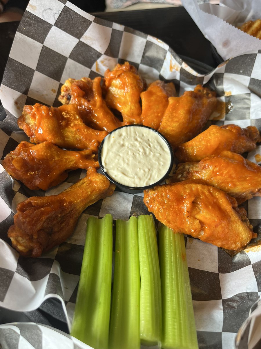 Research led us to <a href="/BarBillTavern/">Bar-Bill</a> and holy moly did it deliver. Wing perfection right here. Crispy, light sauce, blue cheese on point. Oh, and presentation? 🤌