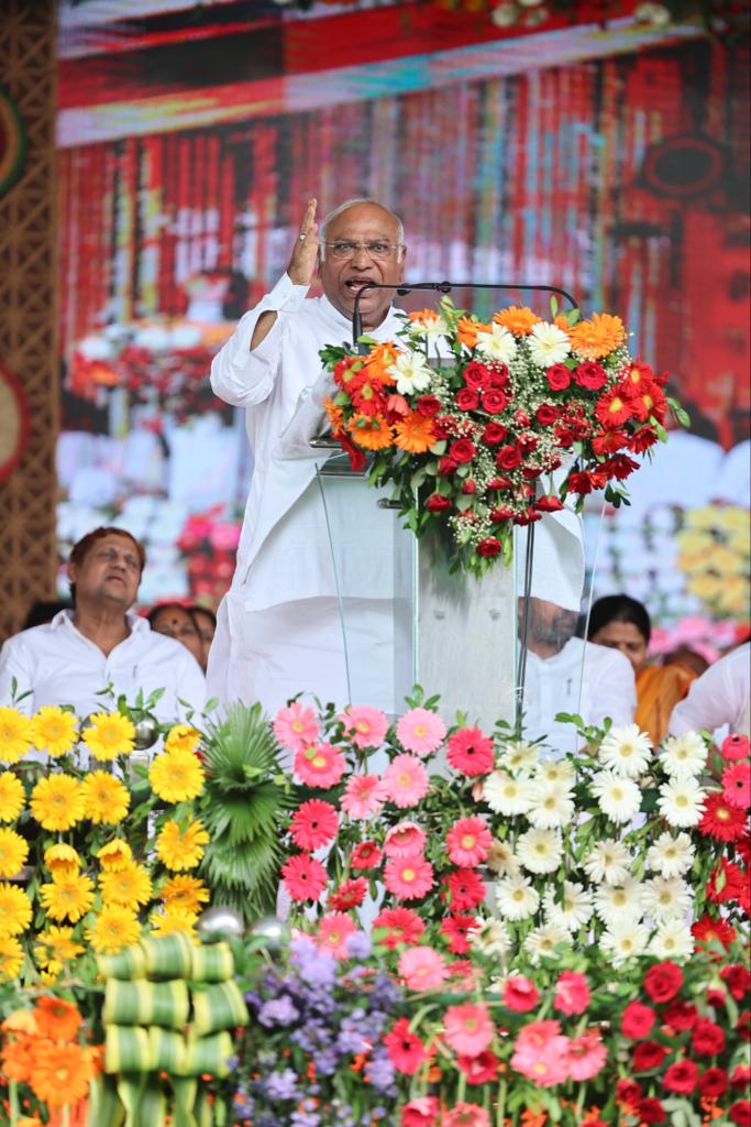 INCJharkhand's tweet photo. छत्तीसगढ़ में आयोजित 'भरोसे का सम्मेलन' में शामिल हुए कांग्रेस अध्यक्ष श्री @kharge 

कांग्रेस ने जो वादे किए हैं, वो निभाए हैं।

#CGKeBharoseKaSammelan https://t.co/jfG0hdtWiD