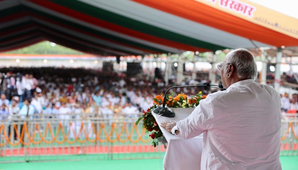 INCJharkhand's tweet photo. छत्तीसगढ़ में आयोजित 'भरोसे का सम्मेलन' में शामिल हुए कांग्रेस अध्यक्ष श्री @kharge 

कांग्रेस ने जो वादे किए हैं, वो निभाए हैं।

#CGKeBharoseKaSammelan https://t.co/jfG0hdtWiD
