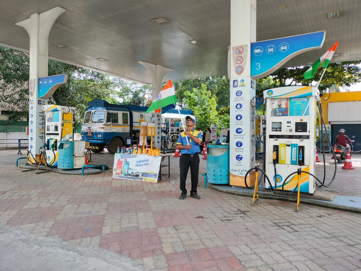 #HarGharTiranga BPCL RO M/s Express Petro, Dapodi, Pune staff proudly displaying our #NationalFlag @BPCLimited @BPCLRetail @subhankarRcgc @rakeshsinhabpc