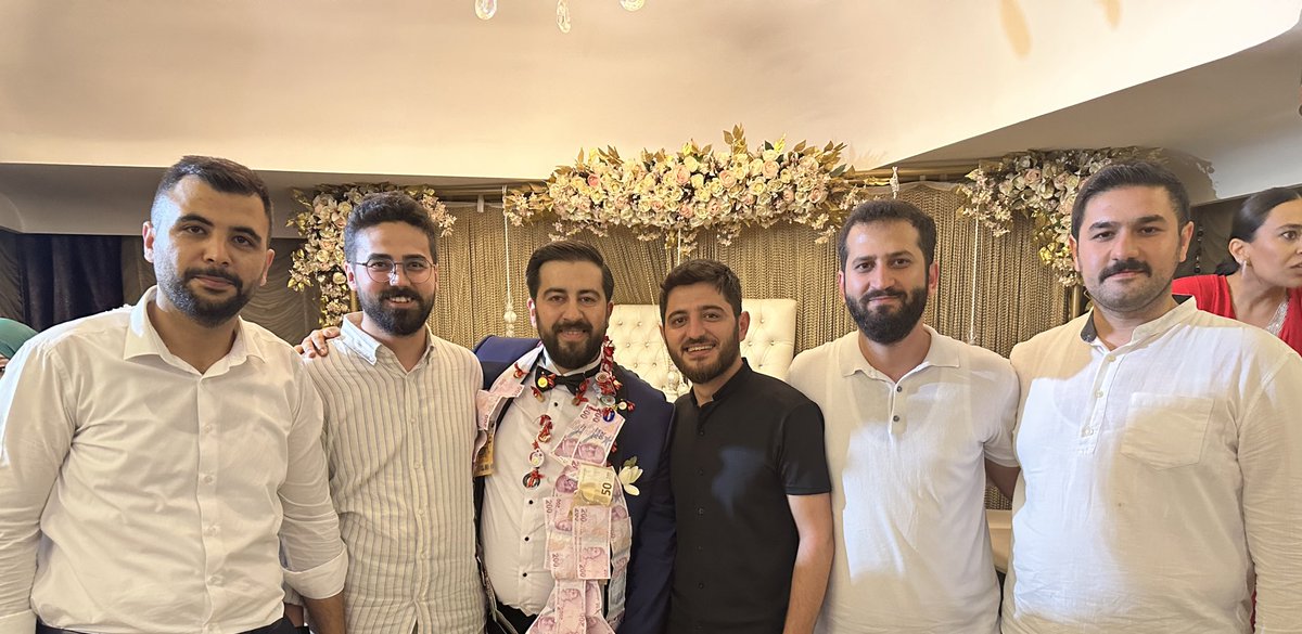 Değerli ağabeyim, dostum, eski ev arkadaşım Olcay reisimizin düğün merasimine katıldık.

Rabbim iki cihan saadeti nasip etsin.