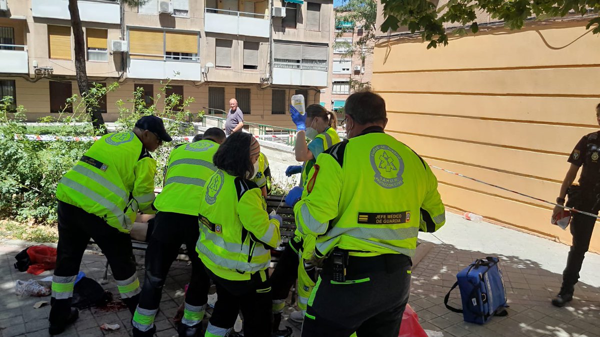 EmergenciasMad's tweet image. #Herido por arma blanca en calle Marcelo Usera, #Usera. 

@SAMUR_PC atiende a un hombre con múltiples heridas y la amputación del primer dedo de la mano. 

@policia investiga lo ocurrido.