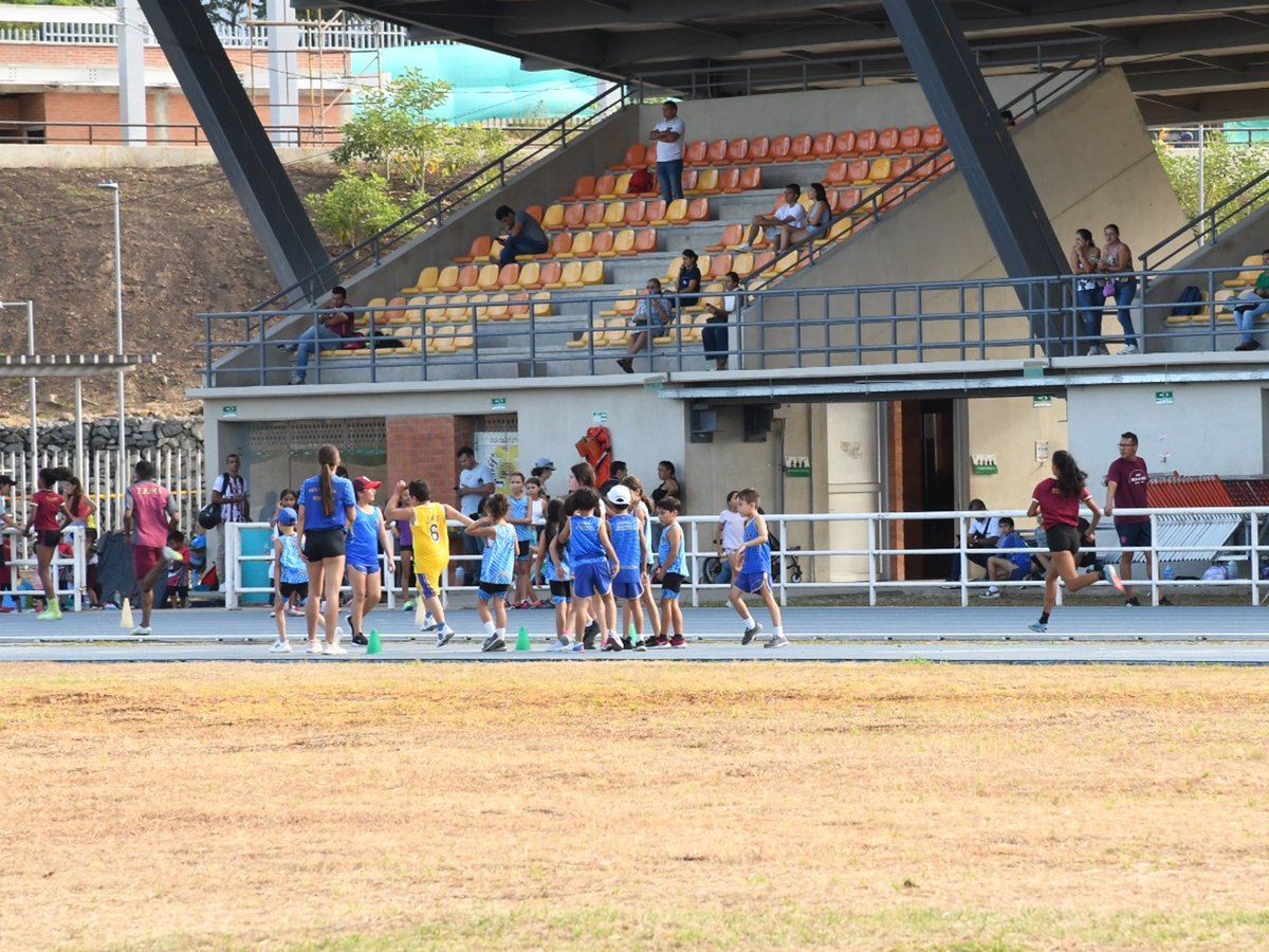 FrancoConcejo's tweet photo. Me llena de orgullo anunciar que la transformación de nuestros escenarios deportivos ha sido todo un éxito. Las canchas de fútbol, la pista de BMX y atletismo brillan con condiciones óptimas para el desarrollo y bienestar de nuestros talentosos deportistas. 

#CR1💜 https://t.co/I0tL4vF3x9
