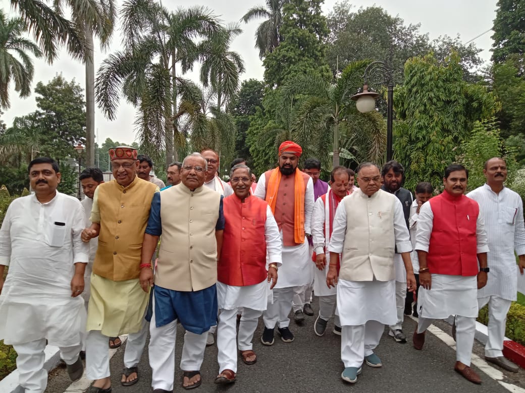 dralokranjanbjp's tweet photo. भारतीय जनता युवा मोर्चा, बिहार द्वारा चलाया गया #SignAgainstNitishGovt हस्ताक्षर अभियान के अंतर्गत महागठबंधन सरकार के बर्बरतापूर्ण लाठीचार्ज और युवाओं से वादा खिलाफी के आक्रोश में करीब 25 लाख लोगों ने हस्ताक्षर किया। https://t.co/borIt8hmmH