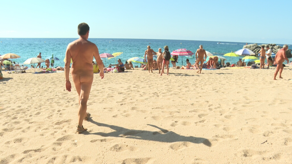 3CatInfo's tweet photo. "És una invasió de tèxtils": els nudistes, cada cop més arraconats a les platges naturistes https://t.co/FM6VEWErs8 https://t.co/iWJ4N7D46u