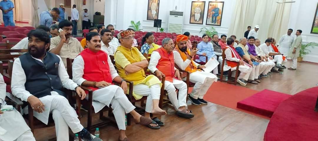 dralokranjanbjp's tweet photo. भारतीय जनता युवा मोर्चा, बिहार द्वारा चलाया गया #SignAgainstNitishGovt हस्ताक्षर अभियान के अंतर्गत महागठबंधन सरकार के बर्बरतापूर्ण लाठीचार्ज और युवाओं से वादा खिलाफी के आक्रोश में करीब 25 लाख लोगों ने हस्ताक्षर किया। https://t.co/borIt8hmmH
