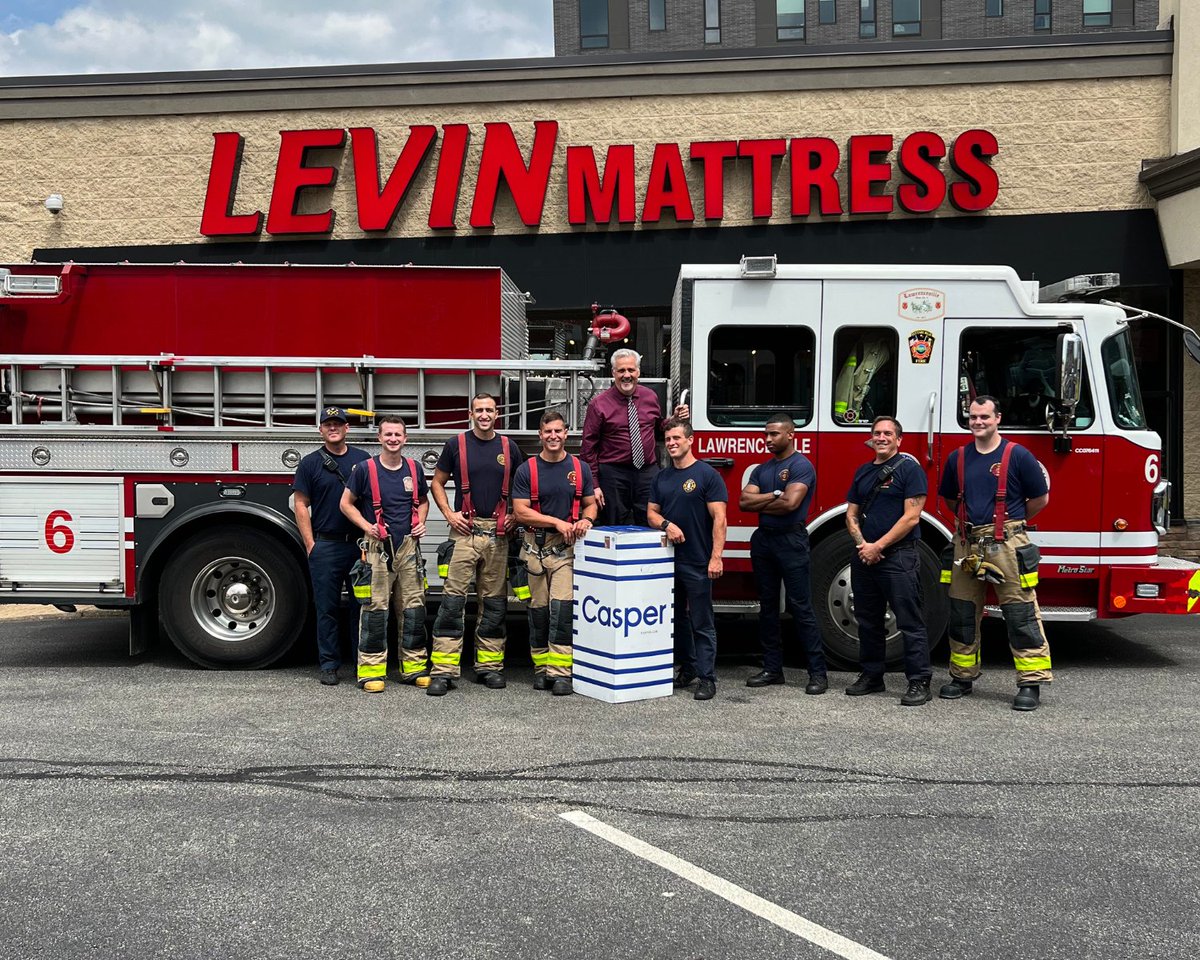levin_furniture's tweet photo. Things got hot at the Levin Mattress in Shadyside on Friday! 🔥🚒 We had the opportunity to donate 8 Casper Mattresses to a local firehouse. These firemen work multiple 24-hour shifts a week, so comfortable mattresses are a MUST! 🧑‍🚒 https://t.co/ICIaEp5Bgp
