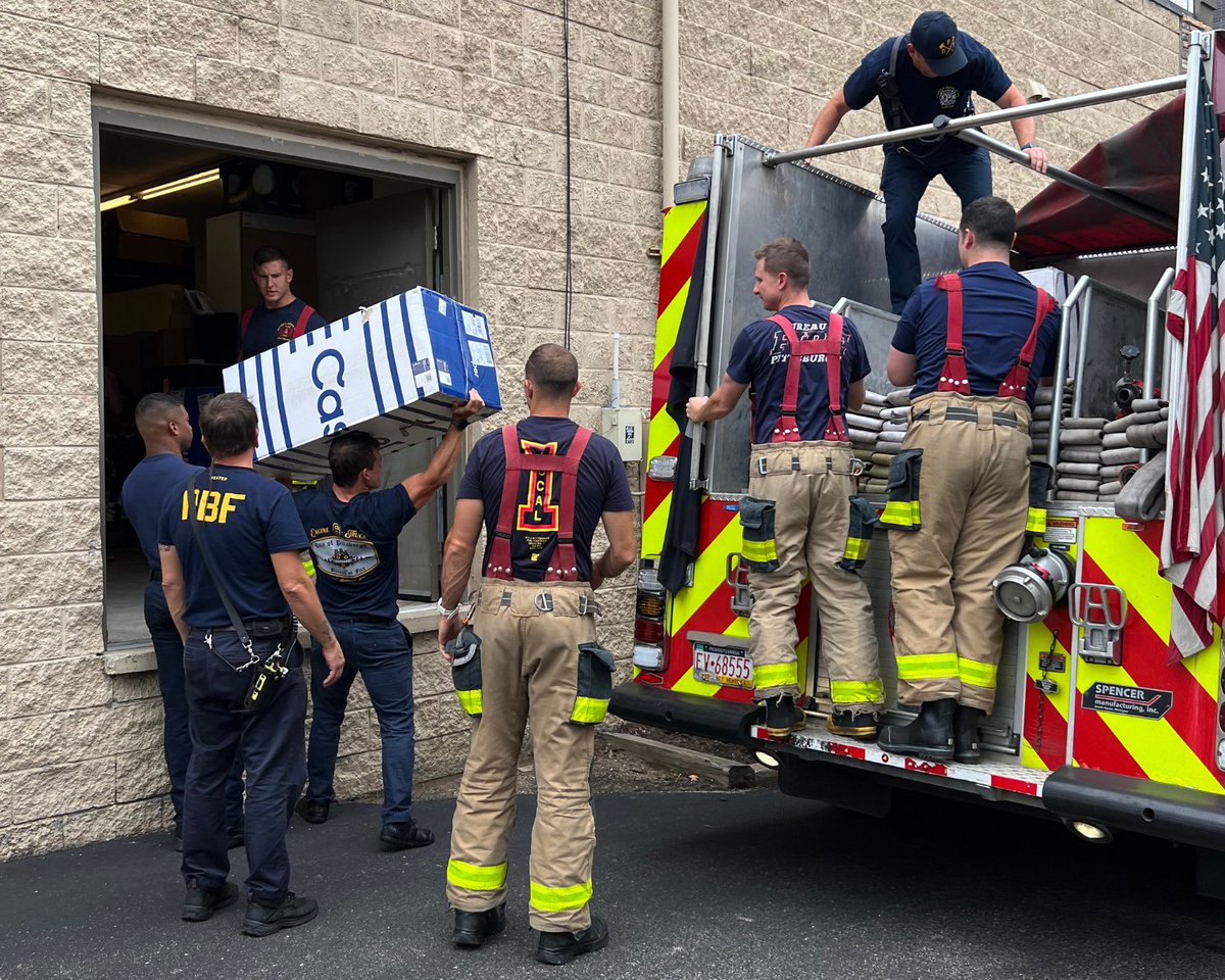 levin_furniture's tweet photo. Things got hot at the Levin Mattress in Shadyside on Friday! 🔥🚒 We had the opportunity to donate 8 Casper Mattresses to a local firehouse. These firemen work multiple 24-hour shifts a week, so comfortable mattresses are a MUST! 🧑‍🚒 https://t.co/ICIaEp5Bgp
