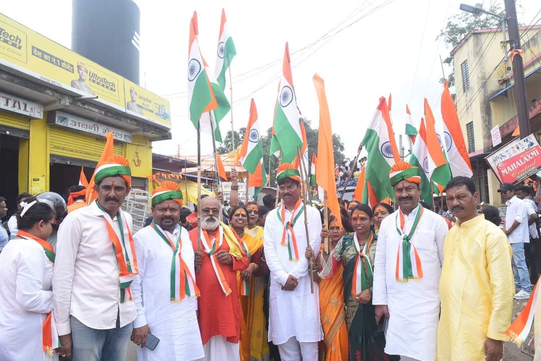 mukeshmuktabjp's tweet photo. प्रधानमंत्री श्री @narendramodi जी के #हर_घर_तिरंगा आवाहन पर चुटिया में सांसद @SethSanjayMP जी विधायक @bjpcpsingh जी की गरिमामय उपस्थिति में तिरंगा यात्रा में शामिल हुआ एवं आवाहन किया की अपने  घर, आंगन, नुक्कड, चौराहे पर तिरंगा फहराएं, और आजादी का जश्न मनाए।
#HarGharTiranga2023 https://t.co/k2rHF4npWy