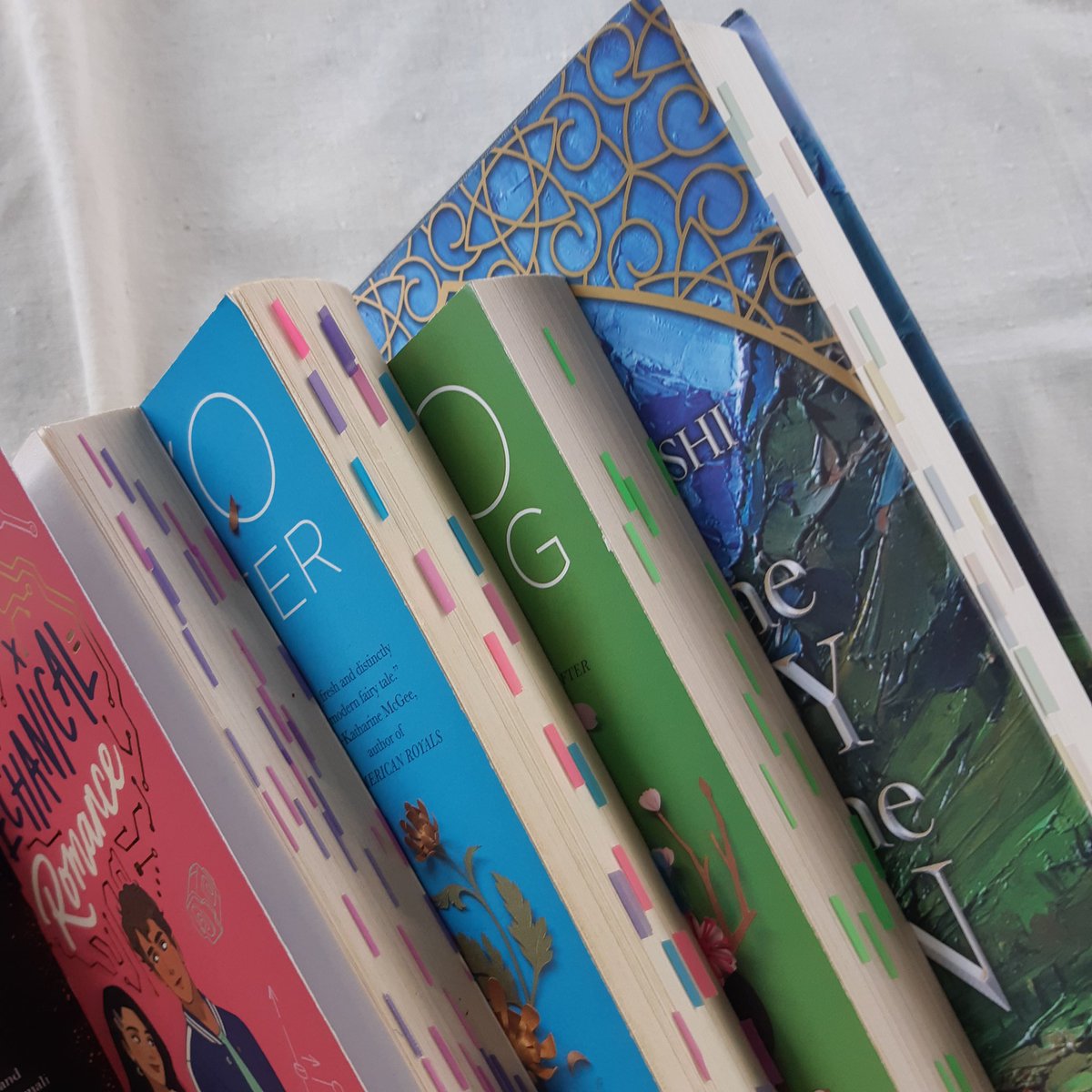 readbyuna's tweet photo. reading books is the best feeling ever https://t.co/eKEjfErLGi