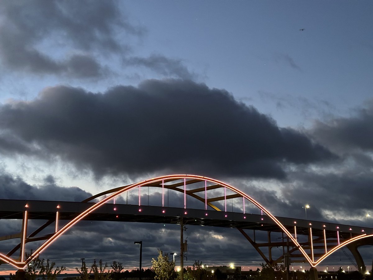 GregoryQHill's tweet photo. @MKEPhotoSteve The Hoan early this morning. https://t.co/CPcek0FIfe