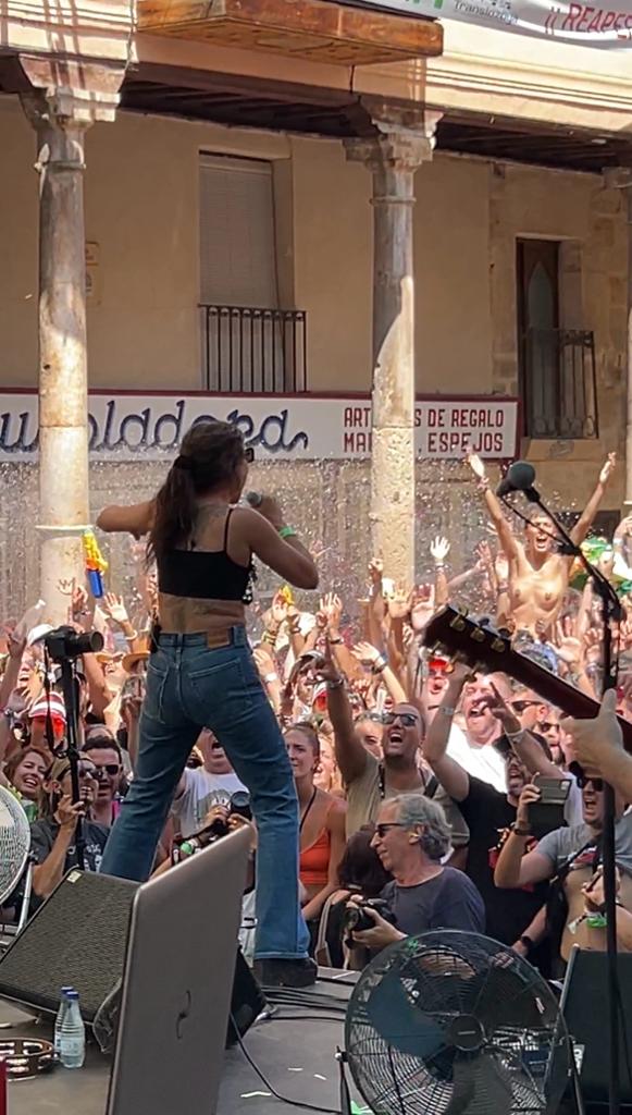 Amaral es la sorpresa en la Plaza del Trigo, el escenario más simbólico del <a href="/sonoramaribera/">Sonorama Ribera</a>. Mujeres en tetas cantando con Eva. A los moralistas, puritanos y censores vais a tener que aguantaros. Hasta que el cuerpo de ellas sea tratado igual que el de nosotros. Foto <a href="/asidesastre/">Ana Medina</a>