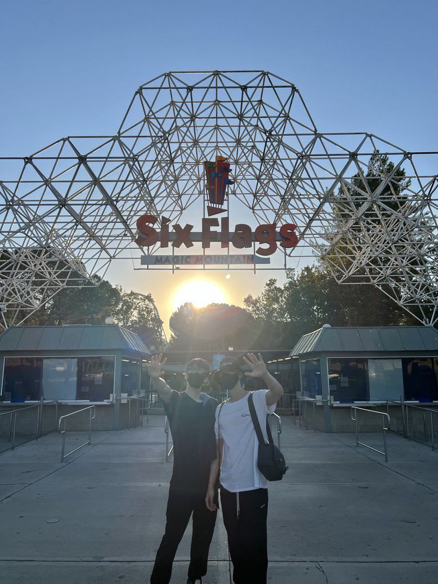 nyangmeongie's tweet photo. jeno always says he's a homebody but he went to six flags with jaemin and even said he wanted to go again. he also went around paris with jaemin even though it was cold and late at night. now he visits jaemin and plays with his cats a lot. yea he's a homebody and his home is jae- https://t.co/29x9MZvNGN
