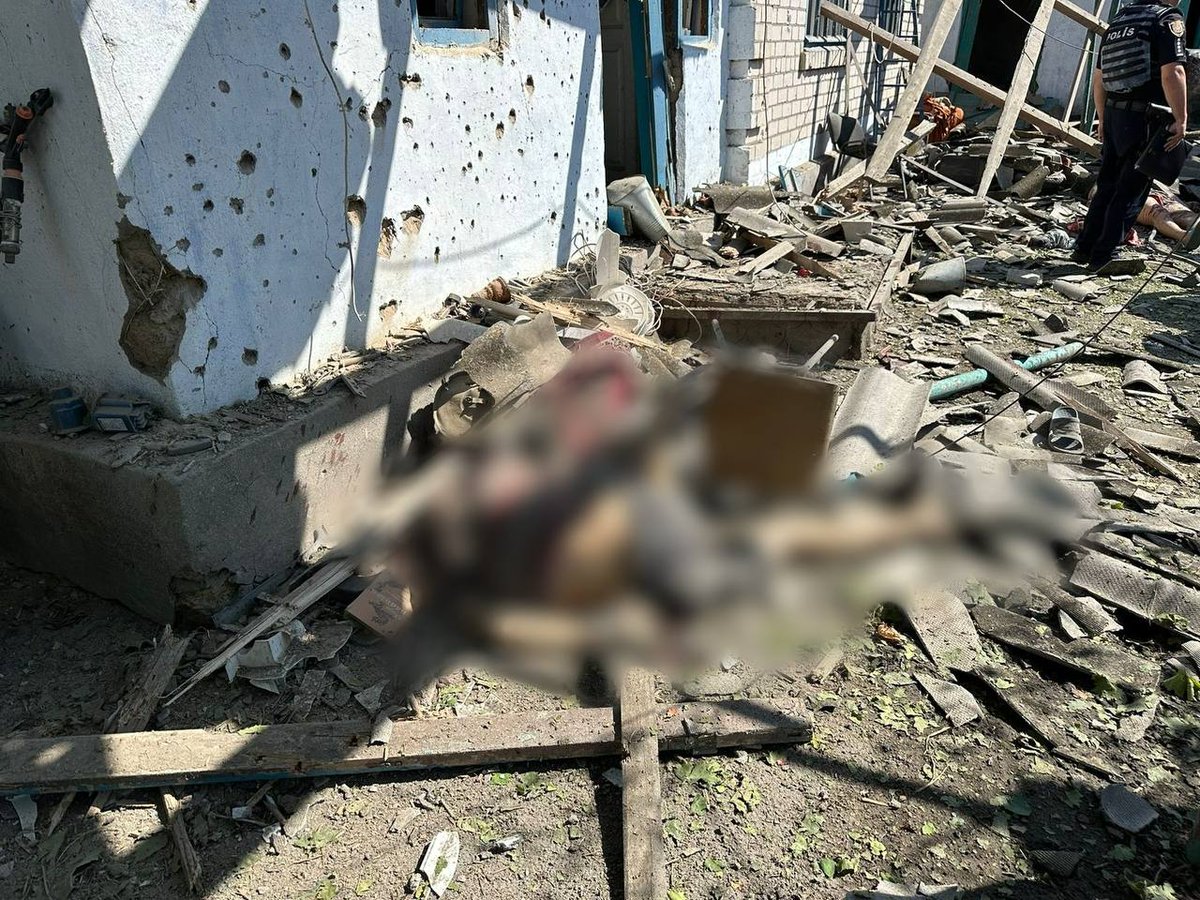 П осле обстрела россиянами Херсонской области в селе Широкая Балка погибла теперь вся семья: мама, папа, 23-х дневная дочь и вот теперь умер в больнице и 12-летний сын.

Завтра в Херсонской области траур.