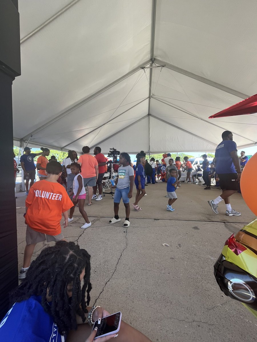 amya_shepard's tweet photo. Yesterday, I had a great time volunteering for the Tyrese Maxey back to school event 🧡 https://t.co/bvvQoCQAu9