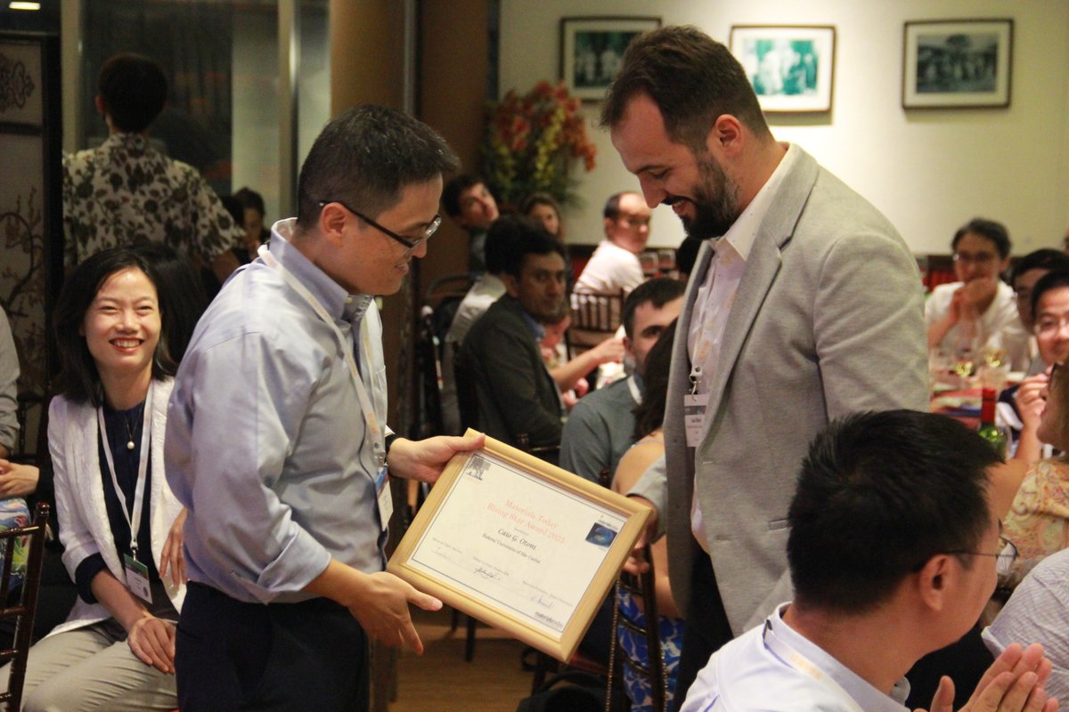 Honored to receive in Singapore the 2023 @MaterialsToday Rising Star Award in #Biomaterials from the hands of Prof. @JunlouRice. Many thanks to the amazing editorial team led by @dansta for the invitation and great hospitality, and to @ufscaroficial for the support.