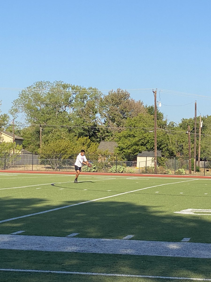 bamondragon6's tweet photo. Enjoying the nice breeze while watching my son practice. @josephrdz10 #beforetheheat #readyforfall https://t.co/EJYjl6B3gZ