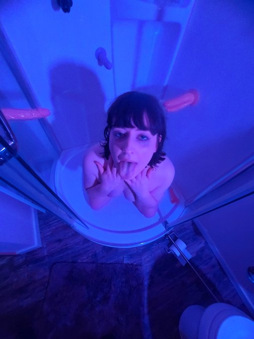 Yes I'm like 5'2, yes you would tower over me for the cumshot, and yes I would swallow it https://t.