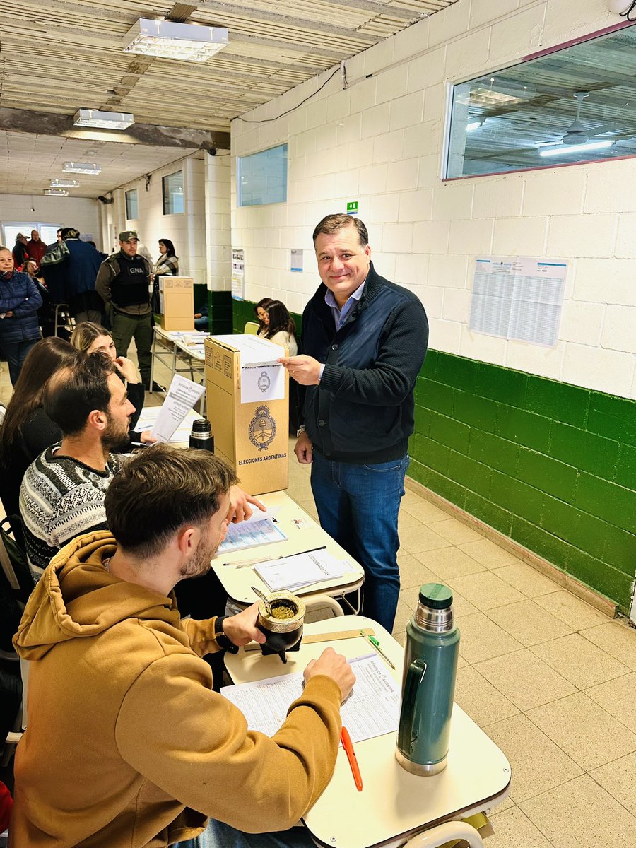 DarioCapitani's tweet photo. Con la misma emoción de siempre, ya voté para impulsar el Cambio en mi hermosa Argentina 🇦🇷 
Hoy tenemos una gran misión, vamos a votar, usemos este derecho tan preciado que tenemos como Nación 🗳️
#Elecciones2023 https://t.co/nIVMam5loy