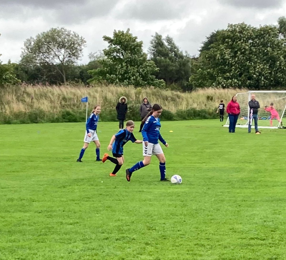 ClarkDriveGFC1's tweet photo. Today the U12s 9’s hosted Finnart Girls in a friendly match. Two very closely matched teams and the game was played in the right spirit. At times we made things hard for ourselves by standing off but our girls dug deep and earned the victory. #monthedrive https://t.co/wPiedLaHz5