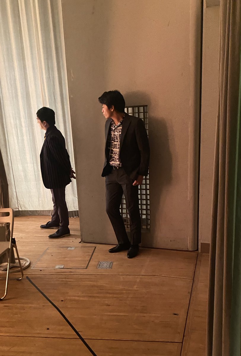 sayaka_ishii's tweet image. 仲悪い所すいません、M-1ツアー広島で直前のロングコートダディさんのネタを袖から見る新山がカッコ良すぎたので写真撮らざるを得ませんでした。