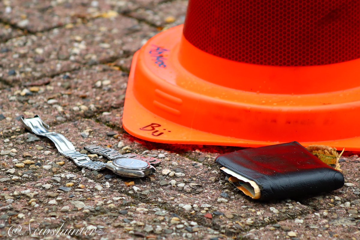 newshunterz's tweet photo. Zondag 13 Augustus 2023 12:04 
#Steekpartij #Zilverberg / #Warnsborn  Amsterdam noord. Twee pers gewond naar zhuis. 1 aanhouding . Pol doet onderzoek , oa met inzet #speurhond . Op straat lagen een horloge en portemonnee, wellicht gaat het hier om een ( mislukte ) #straatroof . https://t.co/VrDKQV6jbd