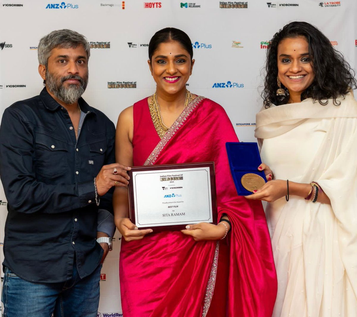 rameshlaus's tweet photo. #SitaRamam emerges triumphant as the ‘Best Film’ at @IFFMelb. 💕✨

#SitaRamamAtIFFM2023 #IFFM2023 

@dulQuer @MissThakurani @iamRashmika @iSumanth @hanurpudi @Composer_Vishal @AshwiniDuttCh @VyjayanthiFilms @SwapnaCinema @SonyMusicSouth https://t.co/HNRsLa7HaE