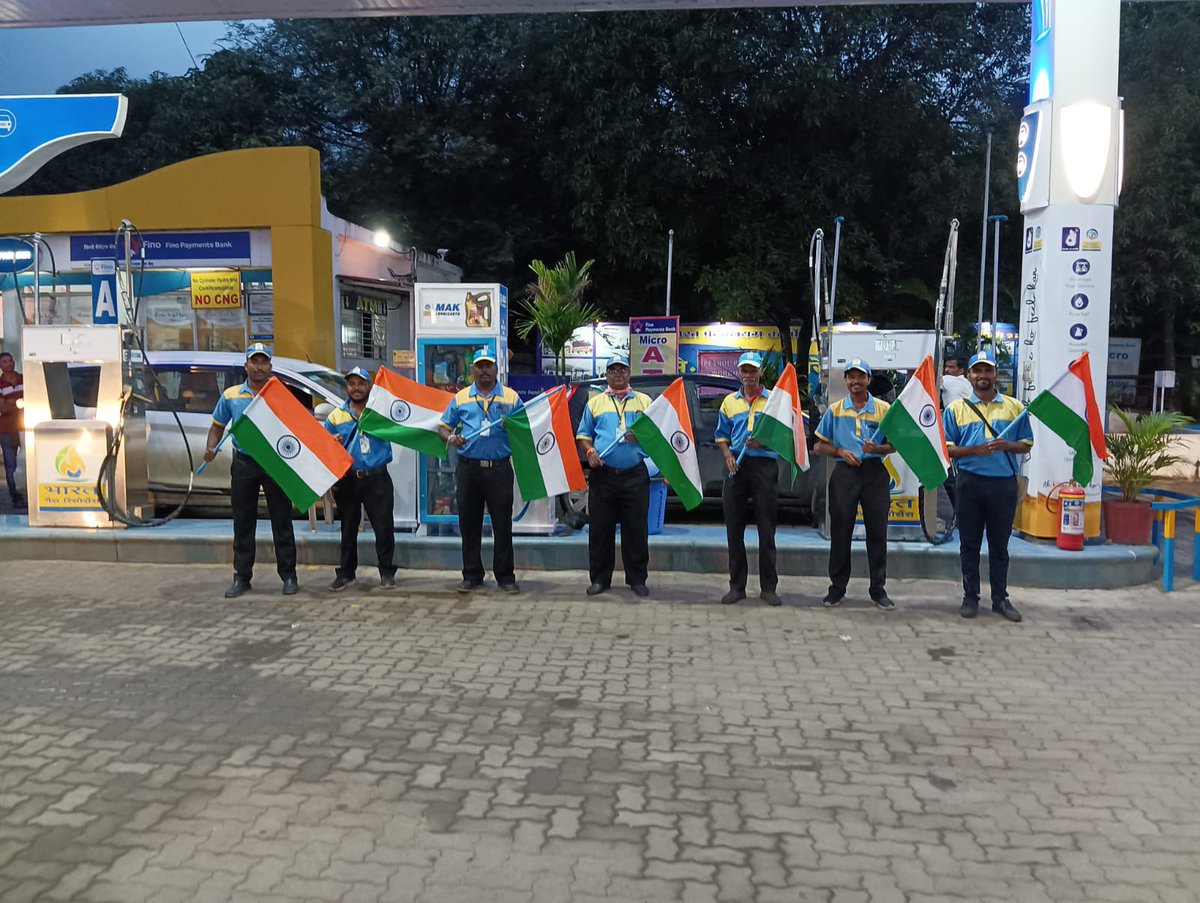 BPCL Retail forecourt team celebrating #AzadiKaAmritMahotsav in true spirit in honour of national tri colour and doing their best in the national mission of #HarGharTiranga at M/s VB Pareikh, Pune-Bangalore Road, Satara @BPCLRetail @BPCLimited @subhankarRcgc @rakeshsinhabpc
