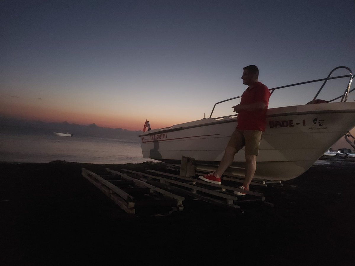 Hiçbiri benim değil. Güneş, deniz, kum,kayık. 
Sadece benim olanın tadını çıkarıyorum...KEYİF.