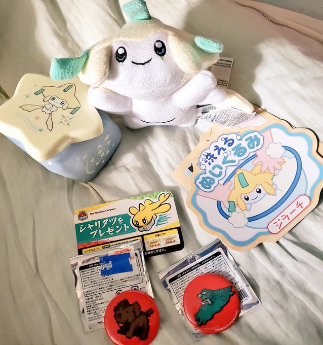 今日の戦利品、MOTHERの缶バッジは帰りに寄ったヴィレヴァンで売ってたのでつい…