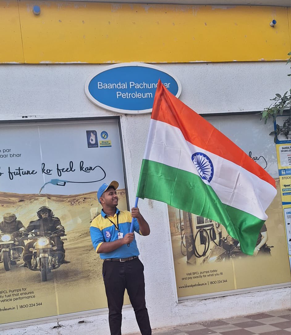 BPCL Retail forecourt team celebrating #AzadiKaAmritMahotsav in true spirit in honour of national tri colour and doing their best in the national mission of #HarGharTiranga at M/s Baandal Pachundakr Petroleum, Pune @BPCLRetail @BPCLimited @subhankarRcgc @rakeshsinhabpc
